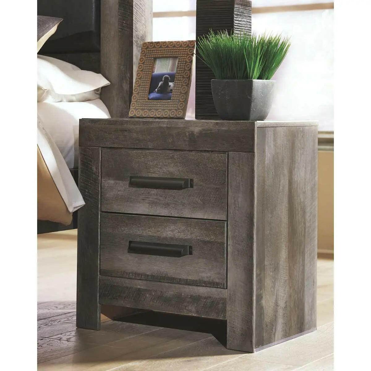 Ashely Wynnlow Nightstand B440.